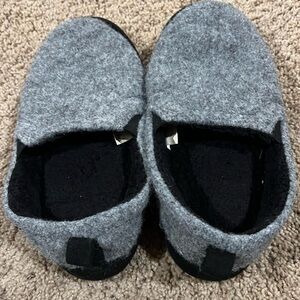 Boys little kids XL size 6 indoor comfy shoes in great condition